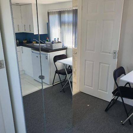 New Self Contained Flat,In Hayes, Free Parking 호텔 Northolt  외부 사진
