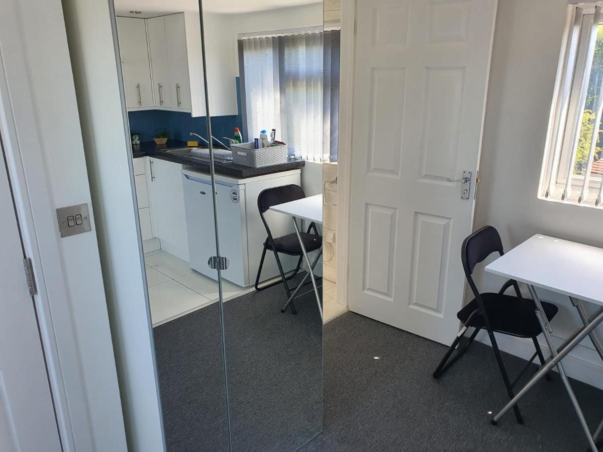New Self Contained Flat,In Hayes, Free Parking 호텔 Northolt  외부 사진