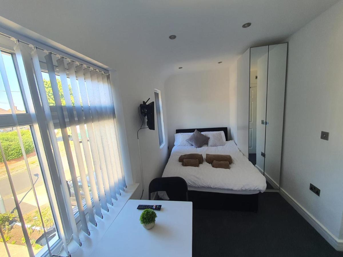 New Self Contained Flat,In Hayes, Free Parking 호텔 Northolt  외부 사진