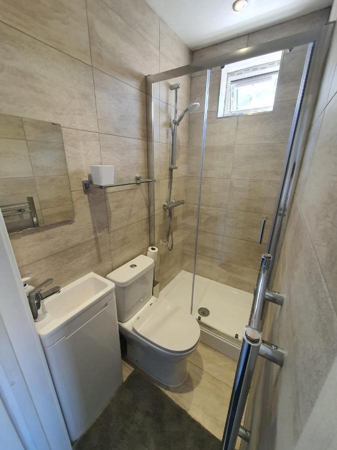 New Self Contained Flat,In Hayes, Free Parking 호텔 Northolt  외부 사진