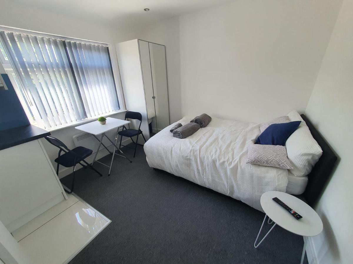 New Self Contained Flat,In Hayes, Free Parking 호텔 Northolt  외부 사진