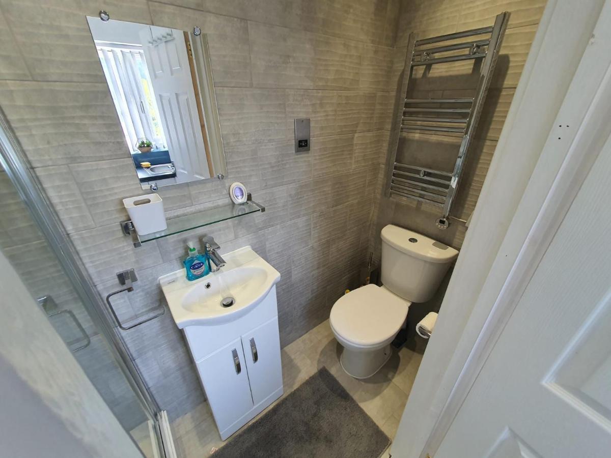 New Self Contained Flat,In Hayes, Free Parking 호텔 Northolt  외부 사진