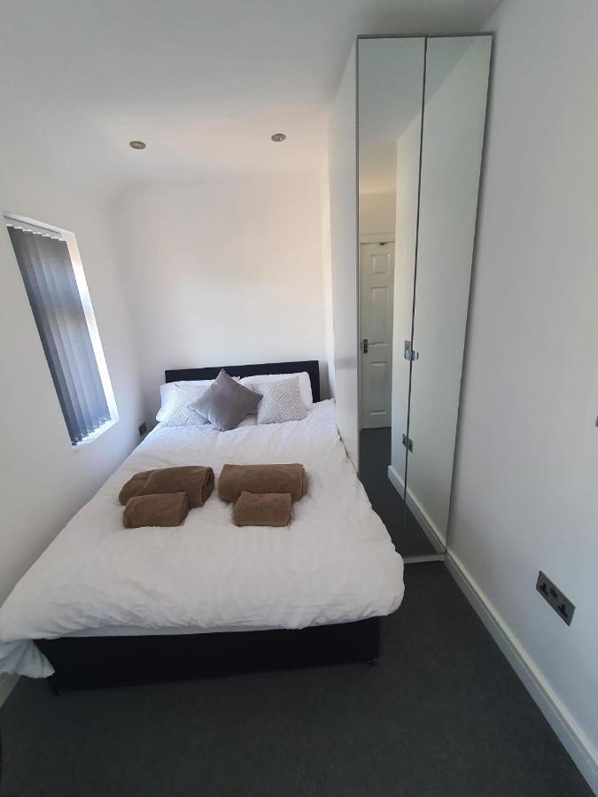 New Self Contained Flat,In Hayes, Free Parking 호텔 Northolt  외부 사진