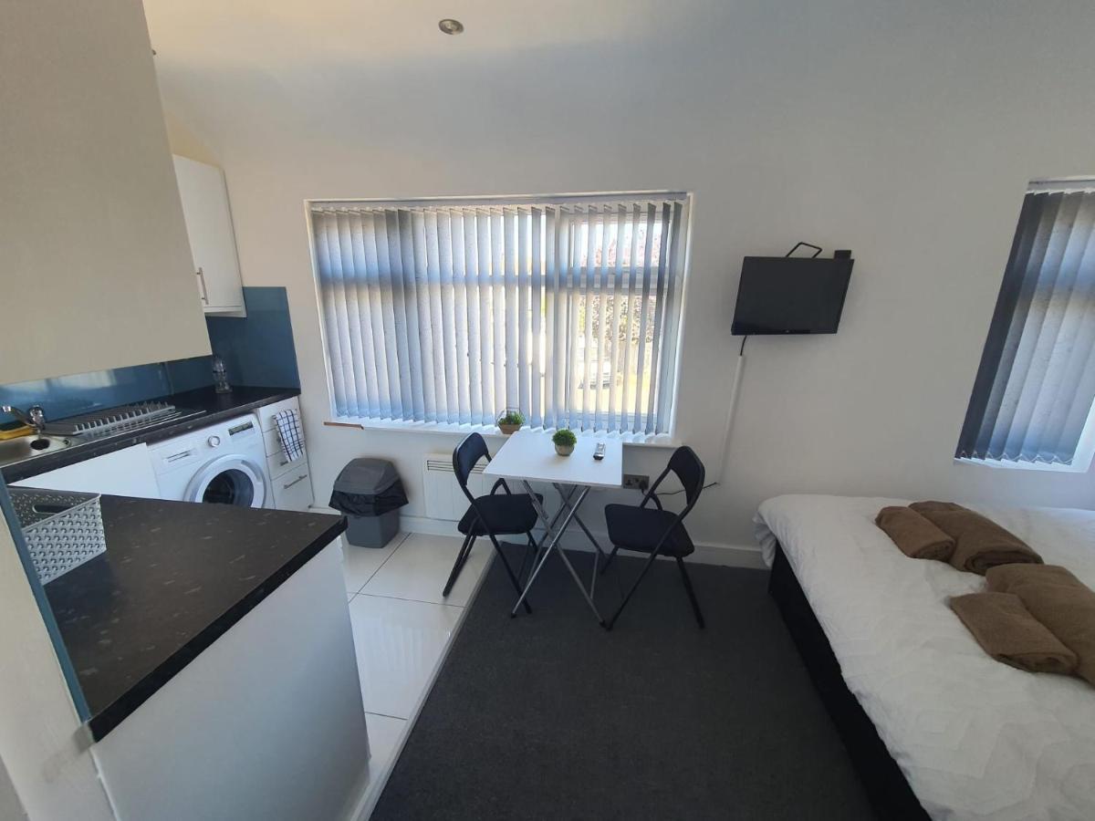 New Self Contained Flat,In Hayes, Free Parking 호텔 Northolt  외부 사진